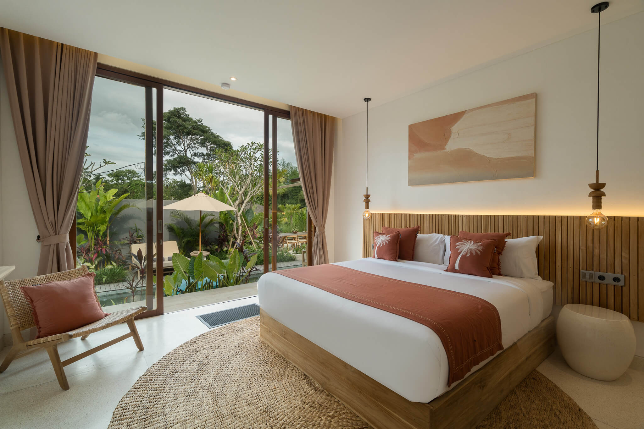 Luxury King-Sized bed and beautiful bedroom